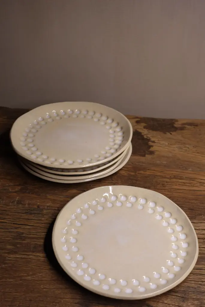 Cake-taart bord_Beige-zandkleurig met witte stippen_Jar&Joy.webp