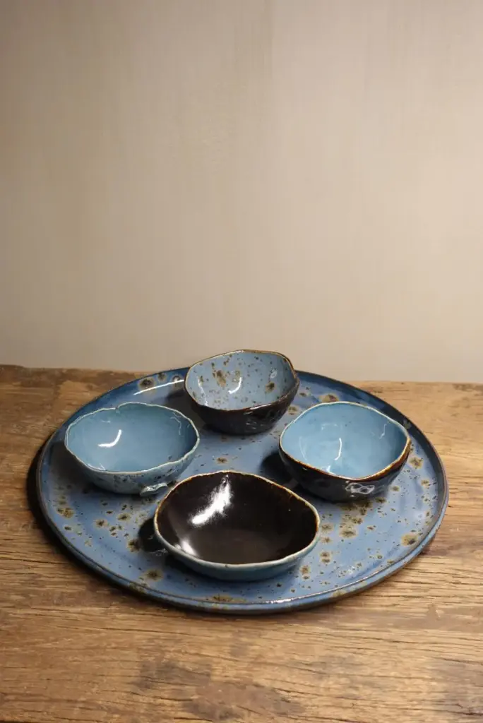 Tapasset (Bord + 4 kommetjes)